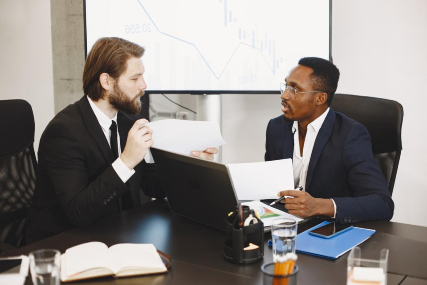 Professionnel présentant des données financières lors d'une réunion d'entreprise