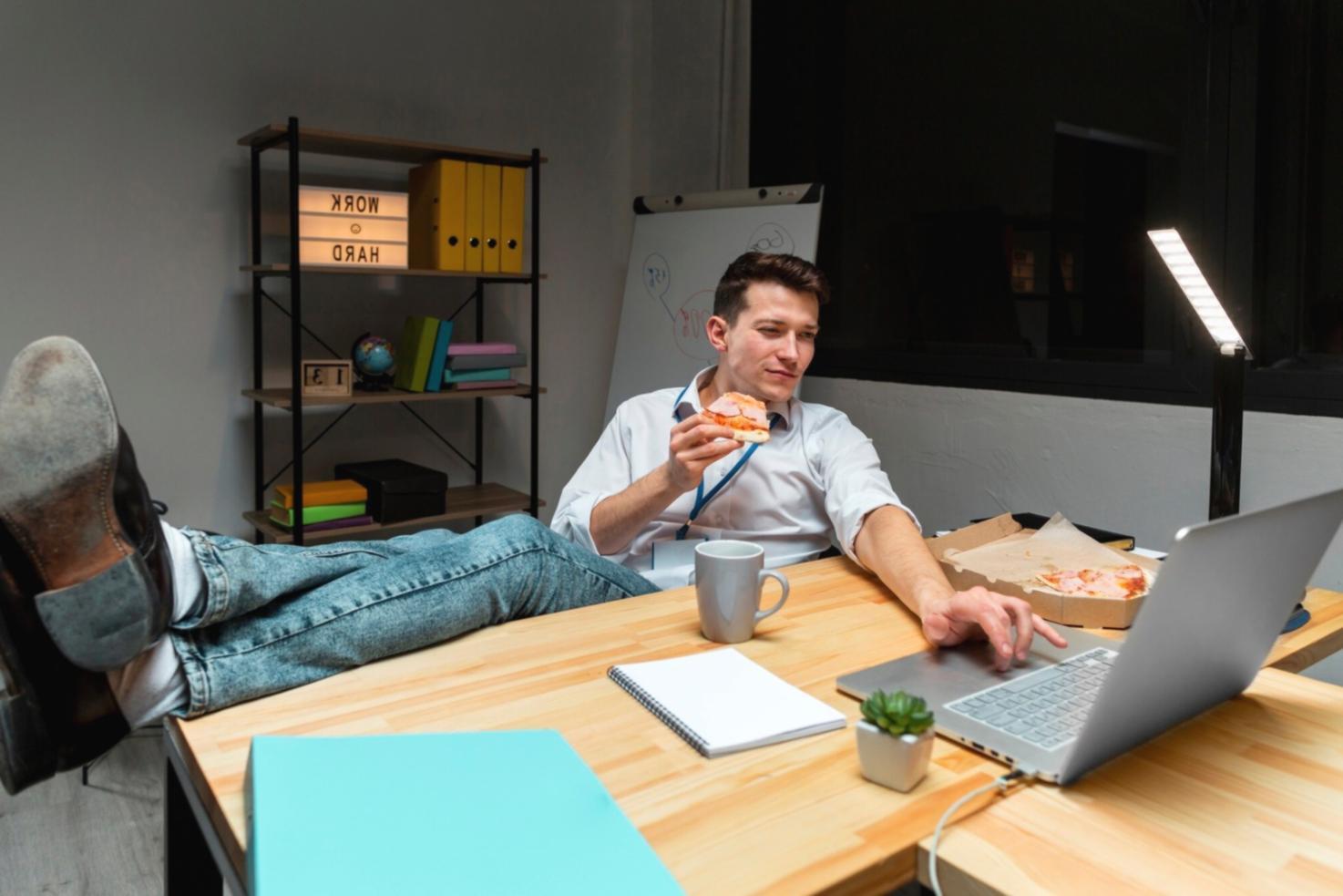 Espace de formation moderne avec équipements numériques pour l'apprentissage financier